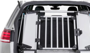 Trixie Universal-Heckgitter im Kofferraum eines Autos
