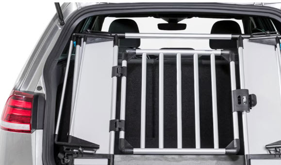 Trixie Universal-Heckgitter im Kofferraum eines Autos